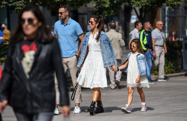 Igor Vori u šetnji špicom sa suprugom Oljom i kćeri Nikom