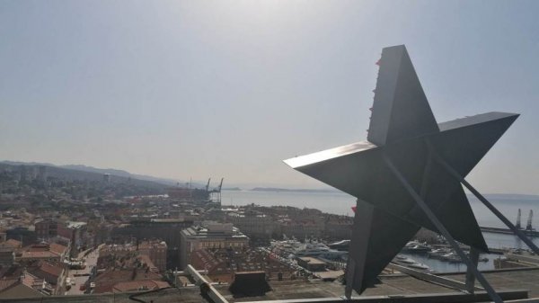 Spomenik crvenoj Rijeci - samoobrambeni spomenik