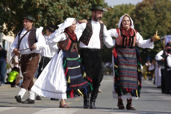 Svečani mimohod sudionika 55. Vinkovačkih jeseni