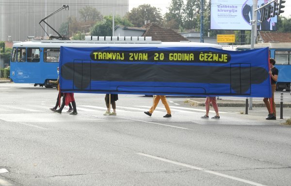 Zagreb - Zelena akcija održala performans Tramvaj zvan 20 godina čežnje