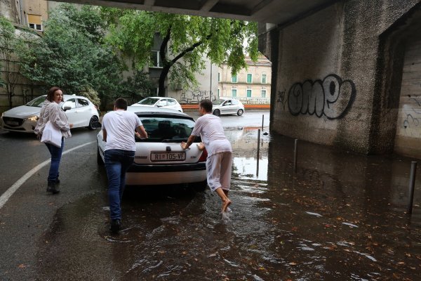 Vozilo u poplavljenom pothodniku u Rijeci