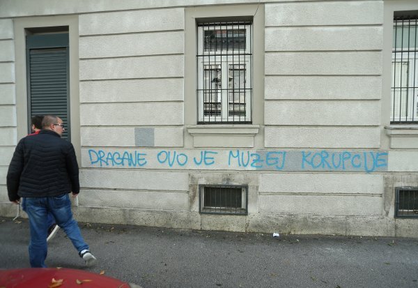 Na pročelju zgrade u Slovenskoj ulici osvanuo grafit 'Dragane ovo je muzej korupcije'