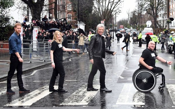 S vojvodom od Sussexa i zborom Invictus Gamesa Jon Bon Jovi je za dokumentarni film Netflixa o ranjenim veteranima u Londonu prije pandemije snimio pjesmu 'Unbroken'