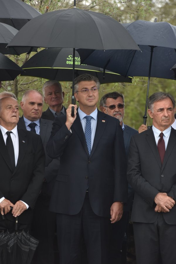 Andrej Plenković i Milorad Pupovac na komemoraciji ubijenih srpskih civila u Varivodama