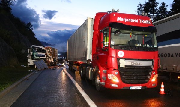 Dva teretna vozila sudarila se kod tunela Veliki Gložac