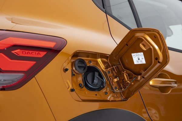 Dacia Sandero i Sandero Stepway - treća generacija: pod istim poklopcem se nalaze ulazi za točenje benzina i LPG-a