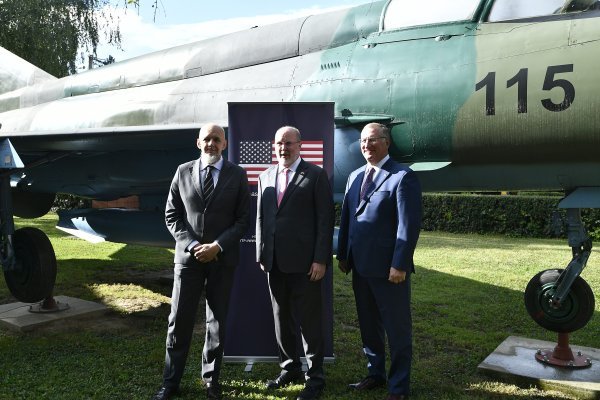 Američki veleposlanik Robert Khorst u posjetu Fakultetu strojarstva, gdje je izložen simulator borbenog aviona F16