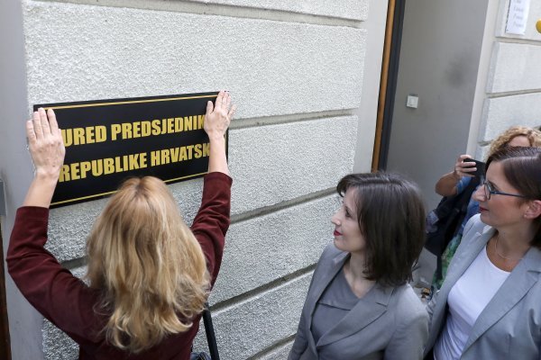 Orešković i Puljak postavile ploču Ureda predsjednika na prostor 'Kluba Dragana Kovačevića'