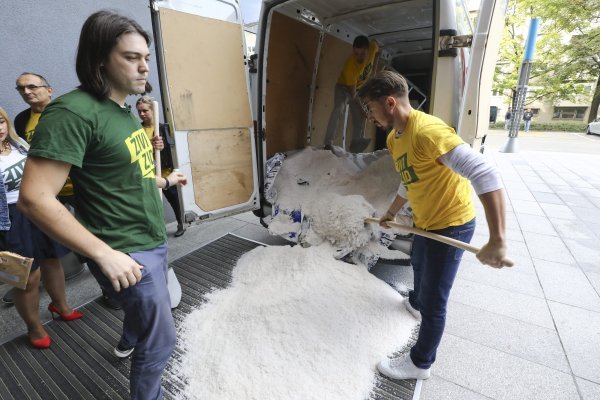 Živi zid istovario je hrpu soli ispred Ministarstva gospodarstva