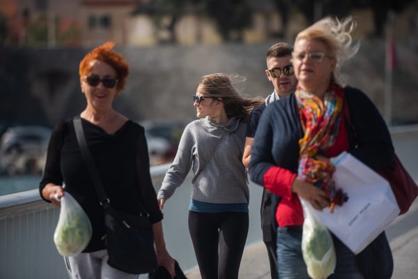 Olujno jugo stvara brojne probleme u pomorskom prometu