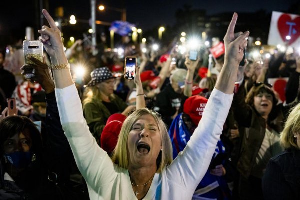 Sljedbenici američkoga predsjednika ispred bolnice u kojoj se liječi od Covida-19