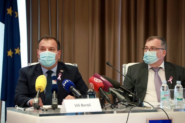 Vili Beroš i Krunoslav Capak na obilježavanju Dana ružičaste vrpce