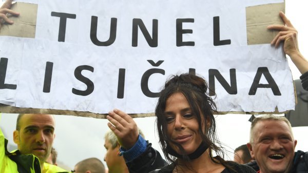 Mještani naselja iz omiškog zaleđa prosvjeduju na mostu u Omišu