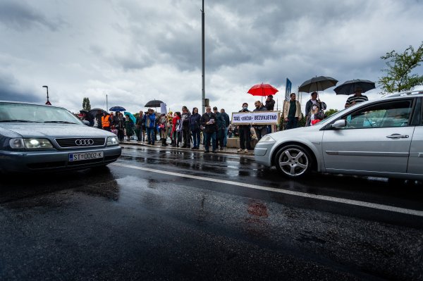 Mirni prosvjed stanovnika Omiša i okolnih naselja protiv zatvaranja ceste