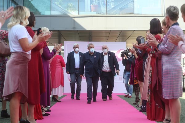 Modna revija članica Udruge P.I.N.K. life na krovu Hitne pomoći