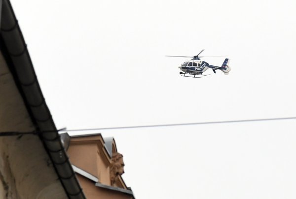 Helikopter policije nadlijeće centar grada nakon napada na policajca