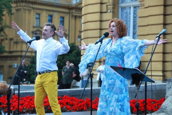 Kristijan Beluhan i Nina Violić ispred HNK