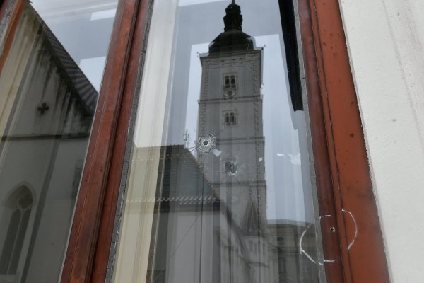 Propucana stakla i zgrada Vlade