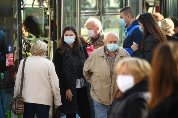 Rekordan broj zaraženih koronavirusom - građani većinom nose maske i na otvorenome