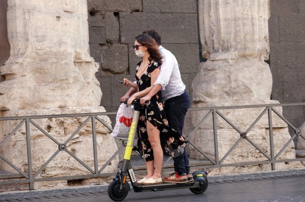 Dominic West u aferi s Lily James