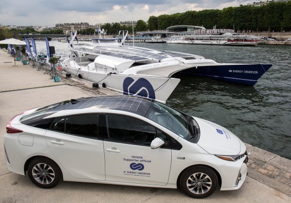 Toyota Mirai prve generacije pokraj broda Energy Observer