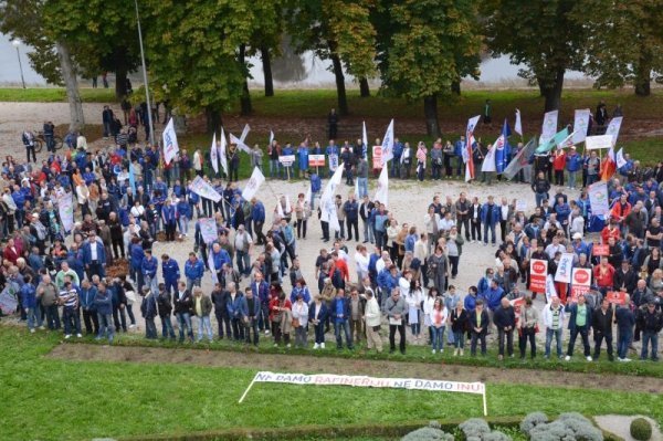 Prosvjed radnika Rafinerije nafte (1)