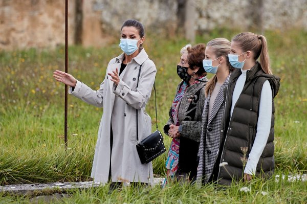 Kraljica Letizia i kralj Filip VI s kćerima Leonor i Sofijom