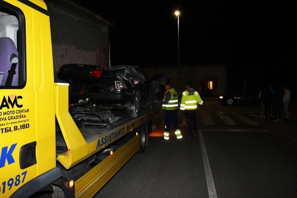 Nova Gradiška: Zabio se automobilom u kuću i poginuo