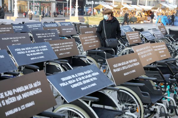 Na Trgu bana Jelačića postavljena invalidska kolica povodom Dana sigurnosti cestovnog prometa
