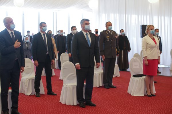 Predsjednik RH Zoran Milanović, Vukovarsko-srijemski župan Božo Galić, gradonačelnica Iloka Marina Budimir