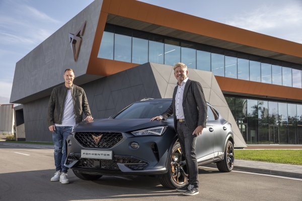 Cupra Formentor; Marc ter Stegen, vratar F.C. Barcelone i Wayne Griffiths, predsjednik uprave SEAT-a i generalni direktor marke Cupra