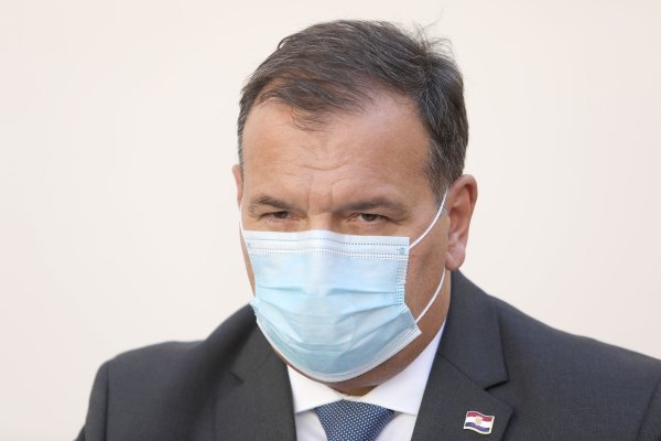 Ministar Vili Beroš dolazi na sjednicu Vlade