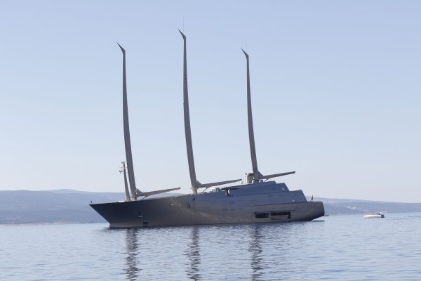 Luksuzna jedrilica ruskog milijaredera usidrena u Brelima