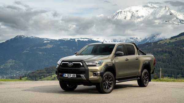 Serijska Toyota Hilux double cab top-verzija 'Invincible'