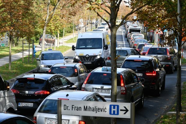 Zagreb: Gužve u prometu zbog testiranja na Covid