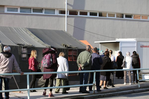U Šibeniku građani čekaju u redu za testiranje na koronavirus