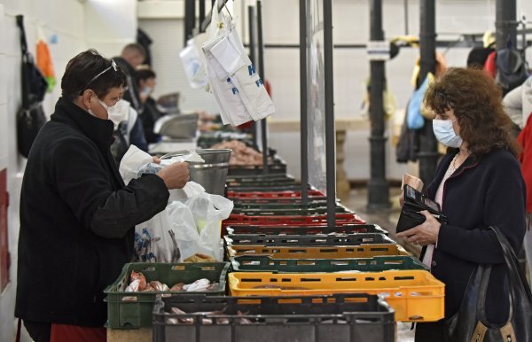 Građani nose maske i na otvorenom