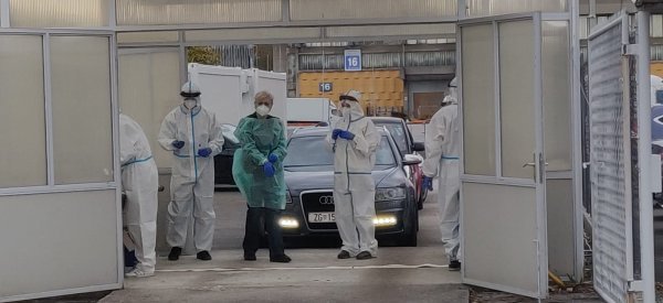 Testiranje na koronavirus na parkiralištu Velesajma