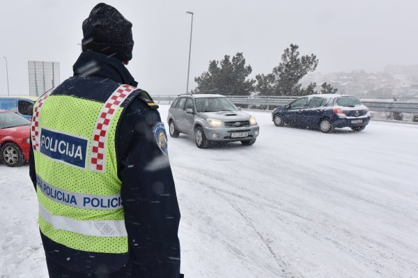 Ukoliko vas prometna policija uhvati bez odgovarajućih guma ili lanaca u vozilu, očekuju vas visoke novčane kazne