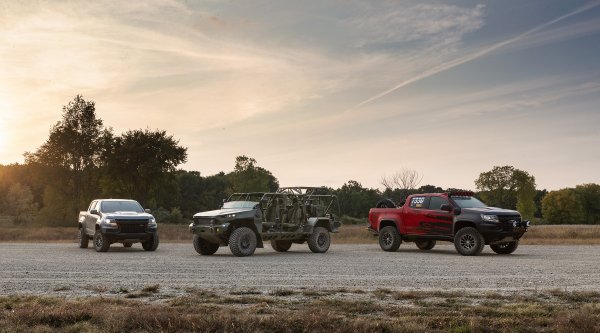 GM Defense Infantry Squad Vehicle (ISV): Chevrolet Colorado ZR2, ISV i Chevrolet Colorado Race Truck (desno)
