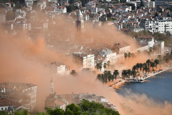 Pripadnici Torcide aktivirali dimne bombe na rivi povodom 70. rođendana