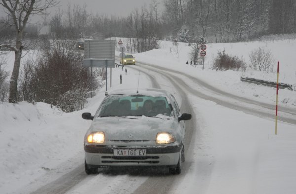 Svi vozači su obvezni u hladnijem periodu godine imati upaljena svjetla na svojim vozilima