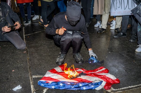 Reakcija protivnika na Trumpovu najavu da bi zbog spaljivanja američke zastave počinitelje trebalo kazniti gubitkom državljanstva ili zatvorom  