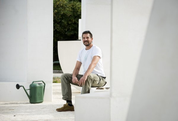 Igor Belamarić krajobrazni je arhitekt s diplomom Agronomskog fakulteta u Beču i šest godina iskustva u splitskoj komunalnoj tvrtki Parkovi i nasadi 