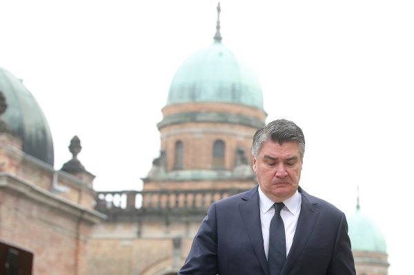 Zoran Milanović zapalio svijeću u Aleji branitelja na Mirogoju