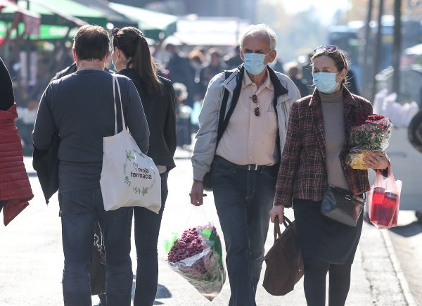 Uoči blagdana Svih svetih građani obilaze grobove najmilijih