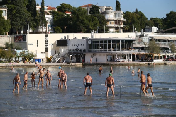 Brojni kupaći na Bačvicama