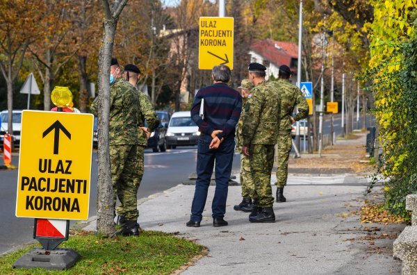 Vojska ispred parkirališta Nastavnog zavoda za javno zdravstvo Andrija Štampar, koronavirus