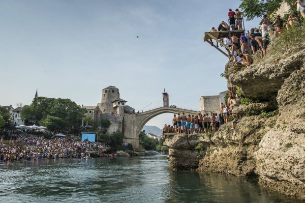 Mostar - skokovi sa starog mosta Red Bull