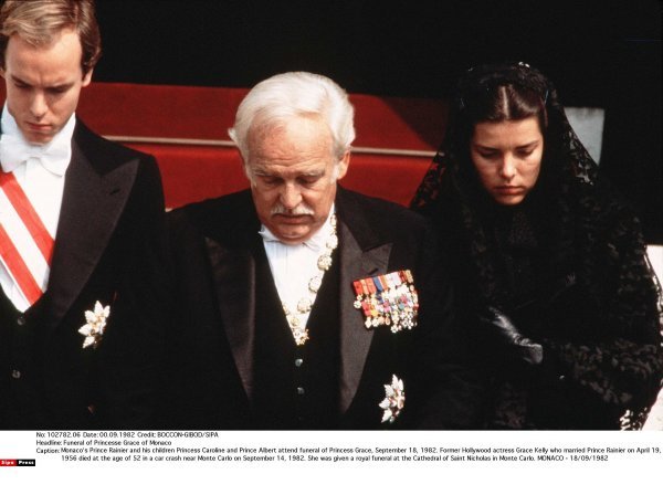 Princ Rainier s djecom, princem Albertom i princezom Caroline na sahrani princeze Grace